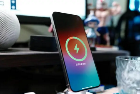 雁峰苹果15换屏服务分享用什么充电器给iPhone15充电更好 